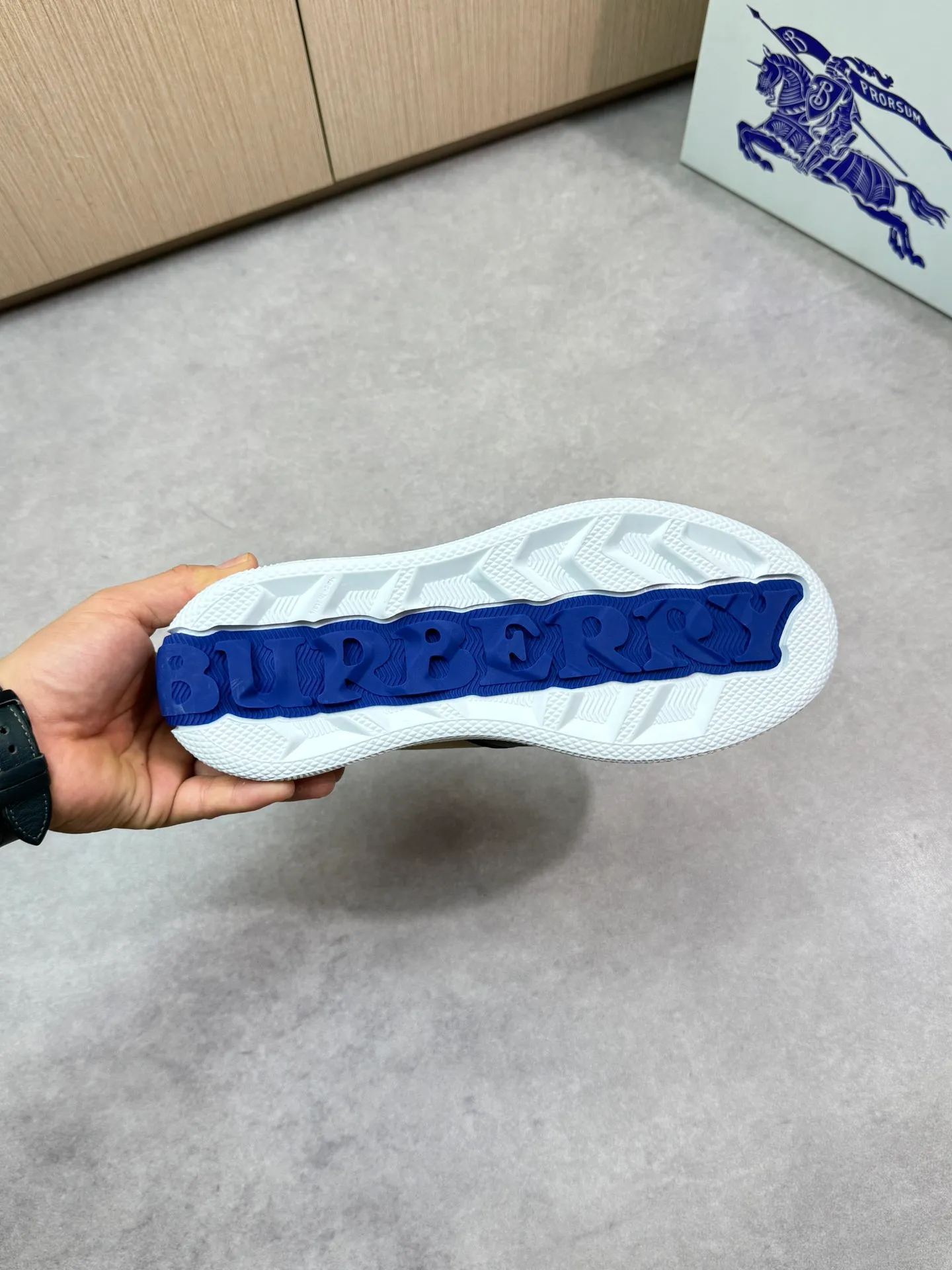 Men's shoes 💰P420💰[BURBERRY] Burberry - High-end quality original 🔍🔍🔍casual sports sneakers - Upper: imported 🔝 Napa calfskin, brand totem cloth, tongue brand cloth label - Lining: brand canvas, foot pad; water-dyed cowhide - Outsole: ultra-light TPR rubber; two-color molded outsole -Ultra-high quality control and fine workmanship: outstanding (high-end, extravagance, class) -Size: 38-44 (45 for men, can be customized)